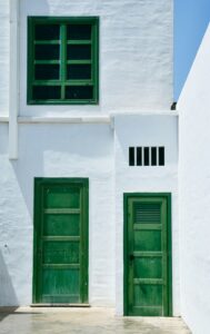 Una costellazione familiare della casa tra memorie ereditate e desiderio di autenticità